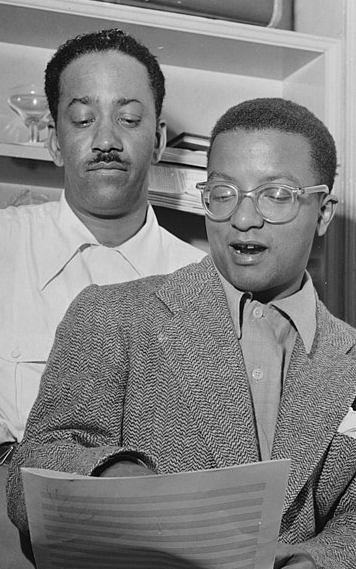 Richard M. Jones, segurança e faz-tudo de de Duke Ellington, observa de Billy Strayhorn, arranjador e faz-tudo musical de Duke Ellington (Foto: Wikimedia Commons)